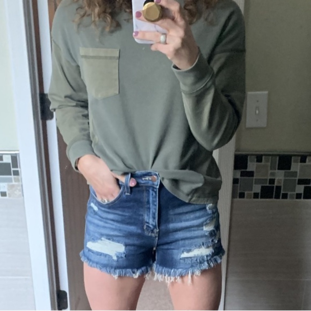 BACKROAD SONGS DISTRESSED HIGH WAISTED DARK WASH JEAN SHORTS, brand new - Picture 5 of 5
